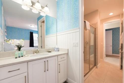 Gorgeous Home with Loft Area & Themed Rooms near Disney - 7687F - image 12
