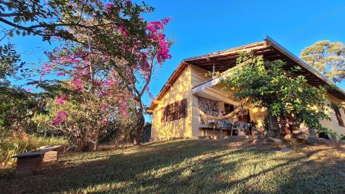 Casinha Amarela Yellow House São Gonçalo do Rio das Pedras (Casinha Amarela Yellow House Sao Goncalo do Rio das Pedras) in Sangonsalo do Rio das Pedras