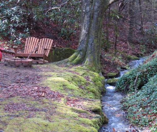 Cozy Creek - A Romantic Smoky Mountain Escape - Relax in a sheltered hot tub with creek-side & holler views - 3 mi to Gatlinburg, P Forge and National Park - listen to gentle mountain streams at this peaceful retreat in the heart of the Smokies image