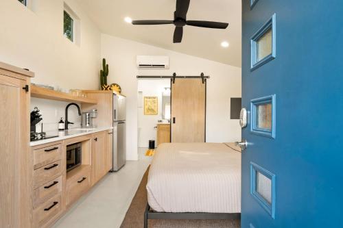 Downtown Kokopelli #1- Newly Remodeled Stylish Studio thumb 4