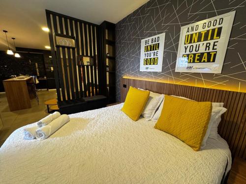 Luxury Apartment with Cowork Space, WiFi, and a Pool in a Business Area