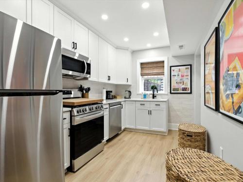 Capitol Hill Retreat Modern 2BR - Private Patio near แคปปิตัล