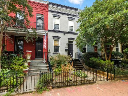 Capitol Hill Retreat Modern 2BR - Private Patio near แคปปิตัล