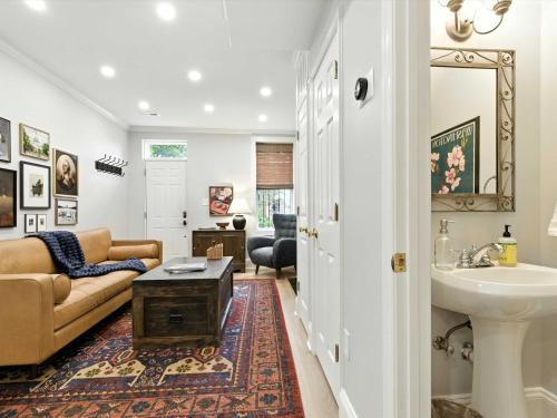 Capitol Hill Retreat Modern 2BR - Private Patio near แคปปิตัล