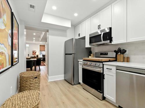 Capitol Hill Retreat Modern 2BR - Private Patio near แคปปิตัล
