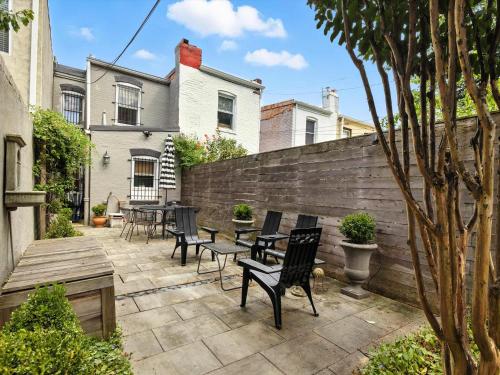 Capitol Hill Retreat Modern 2BR - Private Patio near แคปปิตัล
