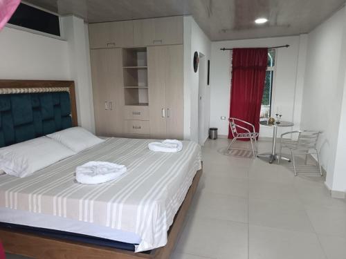 Habitacion en casa campestre con piscina in La Palmera