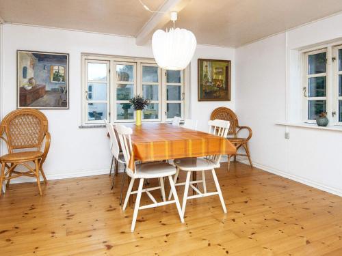 Comoditats, Lakeside Holiday Home with Forest in Ry