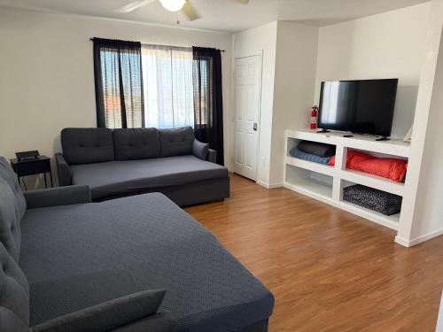 Flowers Apt 5 Min Walk to Downtown - Free Parking, Las Vegas (photo 8)