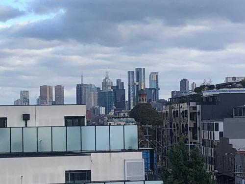 1 bedroom plus study and balcony with stunning city views Inner city delight Fitzroy north East Brun – khách sạn tại Brunswick