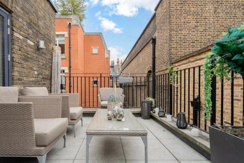 Mayfair's Luxurious Gem with Terrace, London (photo 6)
