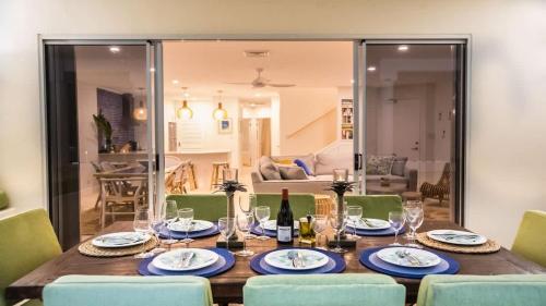 Amaroo Villa - Absolute Beachfront Port Douglas - image 4