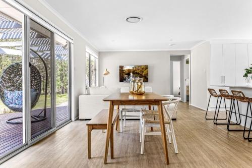 Home among the Gum Trees" - 10 mins to Vincentia in Worrowing Heights