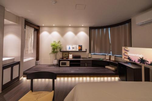 room detail thumbnail 1