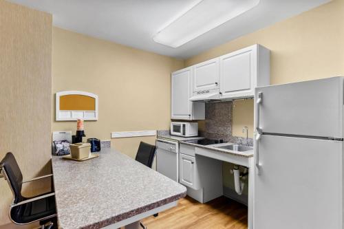 MainStay Suites Airport - image 9