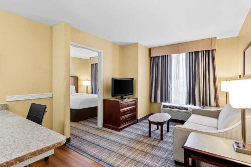 MainStay Suites Airport - image 6
