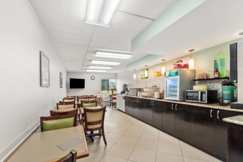Quality Inn - image 8
