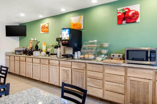 Quality Inn - image 10