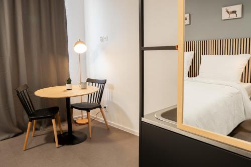N12 Bright and cozy apartment with AC and parking, Братислава (фото 10)