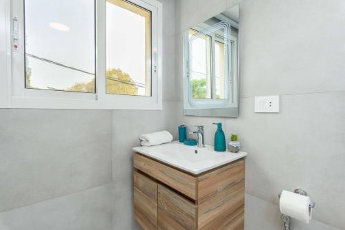 Indigo - Duplex 1-BR Apt with Terrace & Garden in Batroun, Al Ḩulwah (photo 2)