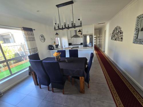 Iekārtas, Comfy nest 4 bed room family house in Melton South