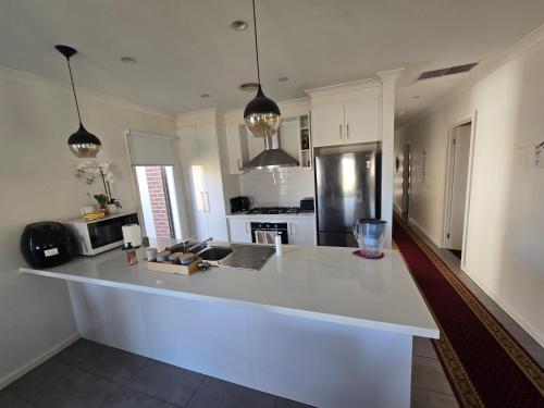 Comfy nest 4 bed room family house in Melton South