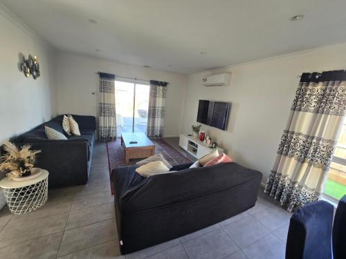 Comfy nest 4 bed room family house in Melton South