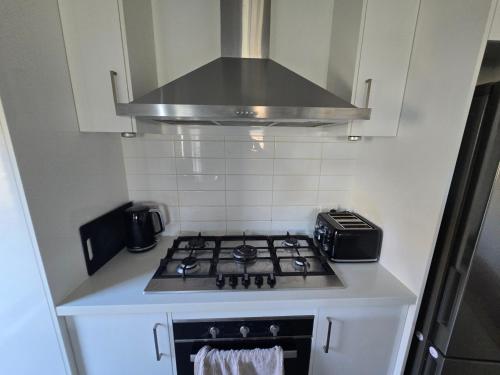 virtuve, Comfy nest 4 bed room family house in Melton South
