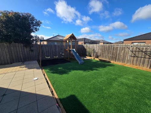Skats, Comfy nest 4 bed room family house in Melton South