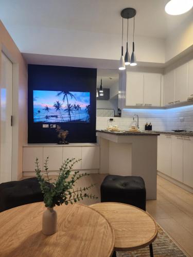 Modern Bright Cozy Stylish 1BR Venice BGC Balcony, Manila