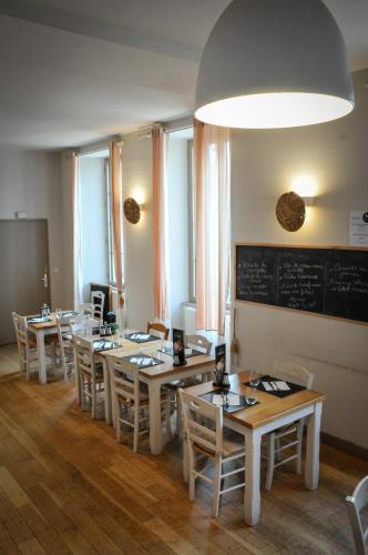 Restaurant, Auberge de la fontaine aux loups in Saint-Sulpice-le-Dunois