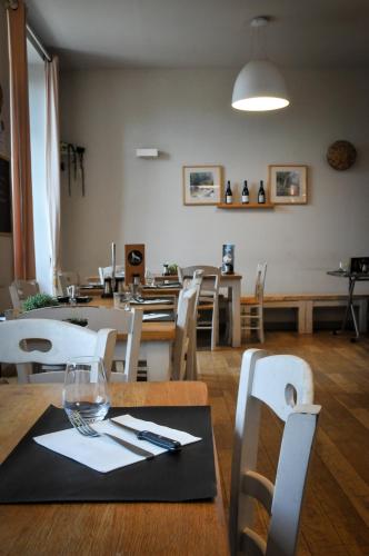 Restaurant, Auberge de la fontaine aux loups in Saint-Sulpice-le-Dunois