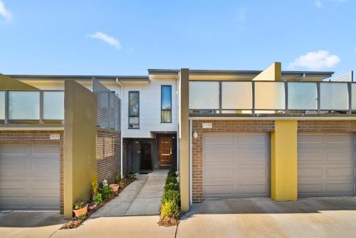 Stylish Townhouse with Private Courtyard - image 5
