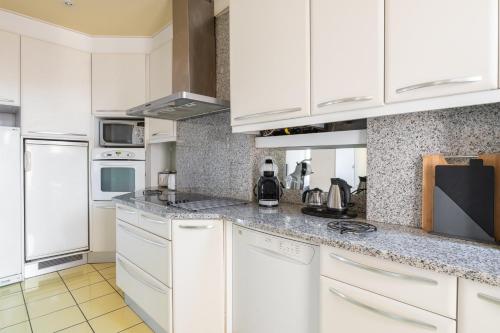 Bright and spacious family nest in Perpignan - image 3