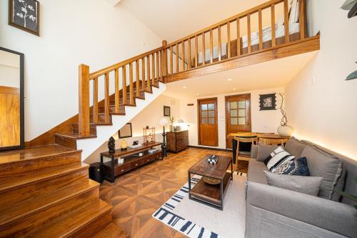 Shanghai Hills & Well-time MCM Family B&B with Terrace Near Line2 Jing'an Temple, Shanghái