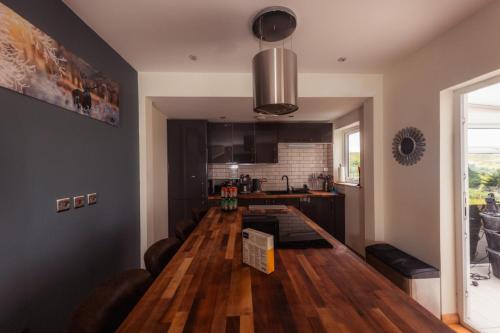 Luxury Seaview Cottage with hot tub 3 in Карбост
