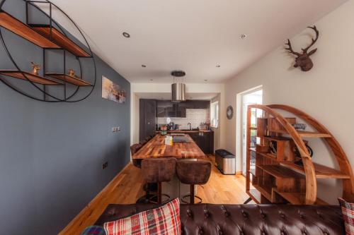 Luxury Seaview Cottage with hot tub 3 in Карбост