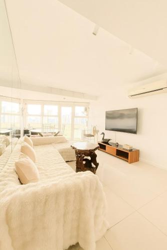 Cozy & Spacious 2BR Stay Near BGC - Home Theater