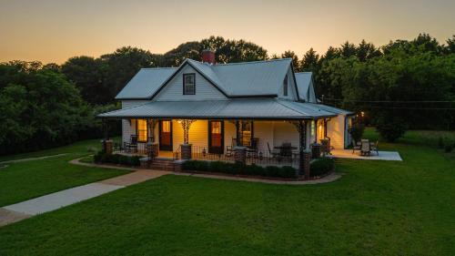 The Bulldog Farmhouse 100 year old home in Athens, USA