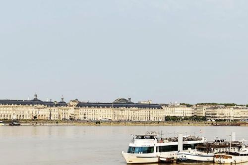 Bright and warm apartment in Bordeaux in ラ バスティッド