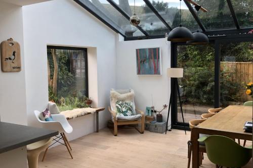 5 Bed House - Sleeps 15 - Pets - Garden - Parking in 金斯布里奇