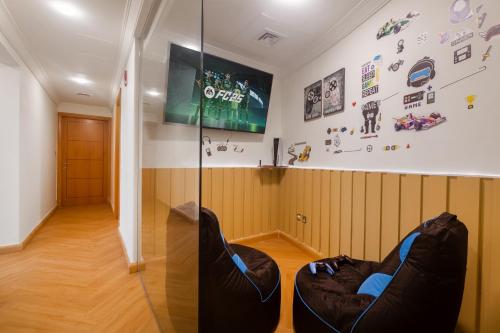 SkyHigh 4BR Penthouse Marina Views & Game Lounge Pool Table PS5, Дубай (фото 5)
