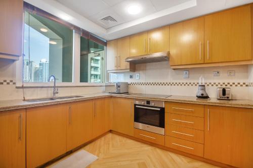 SkyHigh 4BR Penthouse Marina Views & Game Lounge Pool Table PS5, Дубай (фото 7)