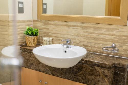 SkyHigh 4BR Penthouse Marina Views & Game Lounge Pool Table PS5, Дубай (фото 8)