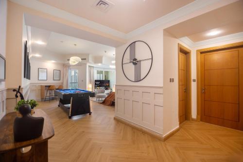 SkyHigh 4BR Penthouse Marina Views & Game Lounge Pool Table PS5, Дубай (фото 10)