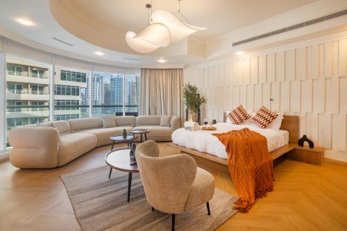 SkyHigh 4BR Penthouse Marina Views & Game Lounge Pool Table PS5, Дубай