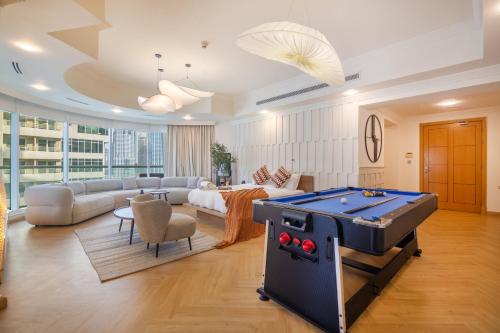SkyHigh 4BR Penthouse Marina Views & Game Lounge Pool Table PS5, Dubai