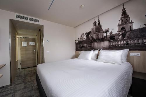 Double or Twin Room image 5