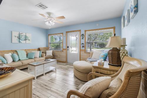 Karen's Sea-Foam Oasis