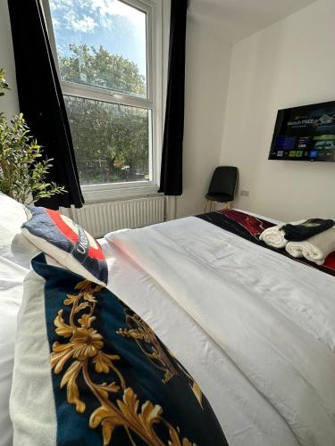 London 2 bedroom Westminster borough apartment with Skysports and Netflix, Londyn